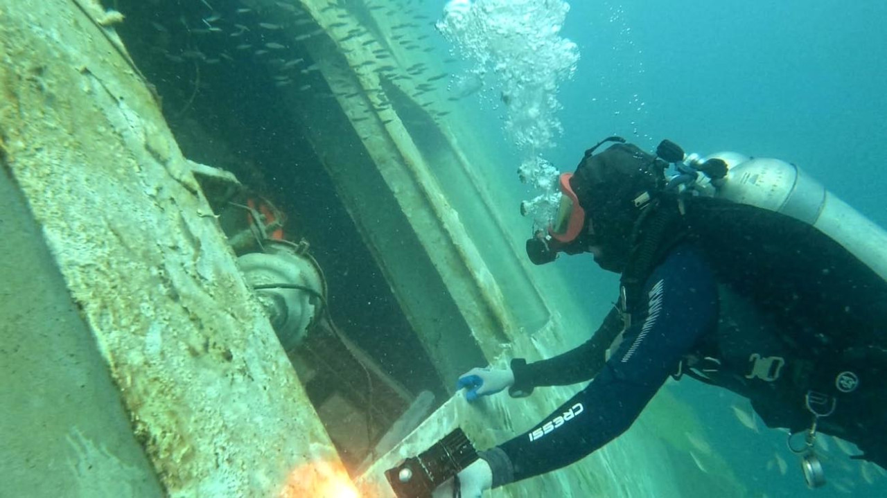 Tim penyelam memeriksa kerangka bangkai kapal hingga menyisir dasar laut. (Foto:Dokumen Basarnas)