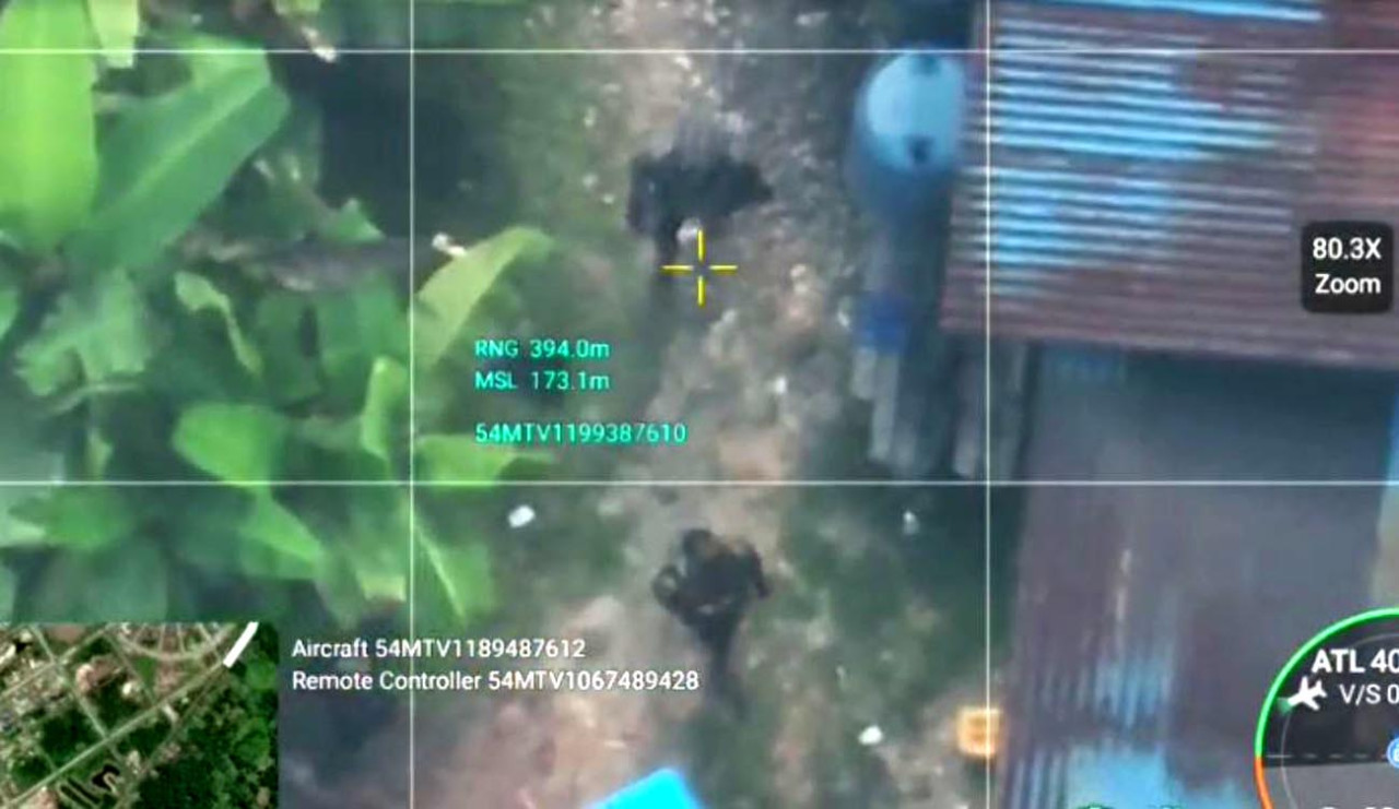 Gerak-gerik kelompok bersenjata saat meracik serangan terekam jelas lewat kamera drone pengintai yang memantau operasi penangkapan dari udara. (Foto/Tangkapan Layar)