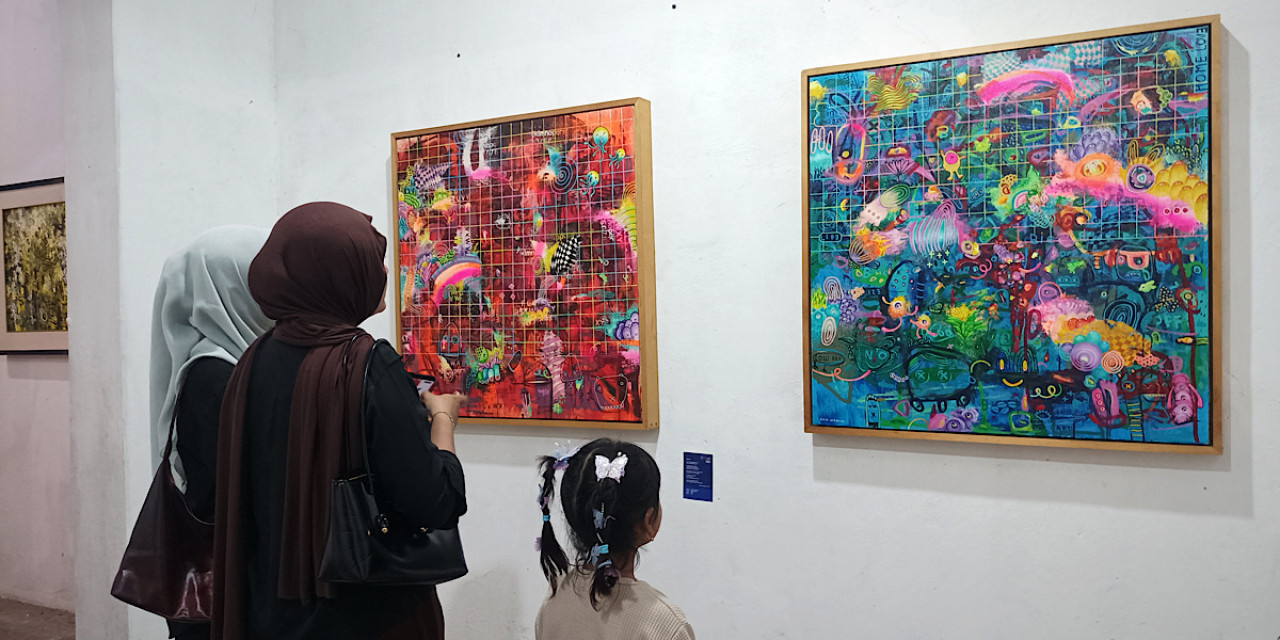 Suasana pameran Sastra Rupa: Ketika Puisi Berkawin dengan Rupa yang digelar komunitas Gasrug di Sualoka Hub I Loteng Kemasan, Jalan Nyai Ageng Arem-arem Gang 3 Nomor 20, Kampung Kemasan, Gresik. (Foto: Sahlul Fahmi/jatimnow.com)