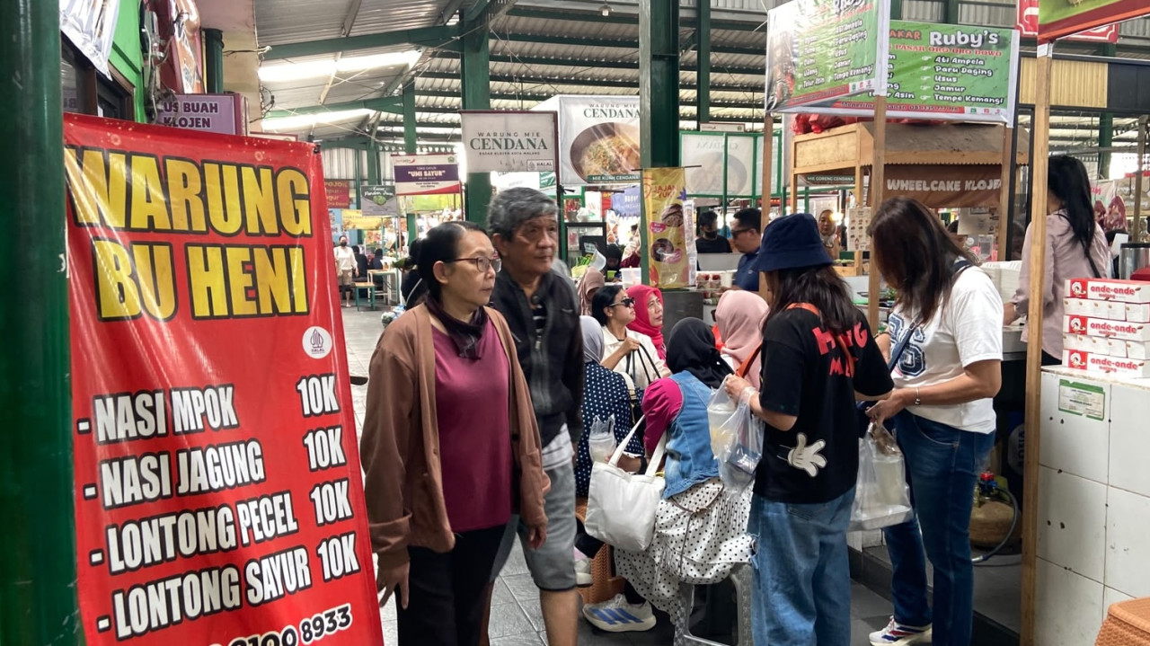 Suasana Pasar Pasar Rakyat Klojen Nikmat, pada Sabtu (24/10/2026). Sejumlah pengunjung memadati salah satu lapak yang menjual nasi bakar. Mereka bercengkerama sambil menunggu pesanan. (Foto: Yanuar Dedy/jatimnow.com)