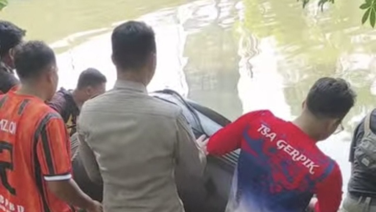 Petugas BPBD Surabaya melakukan pencarian di Sungai Jagir. (Foto: BPBD Surabaya/jatimnow.com)