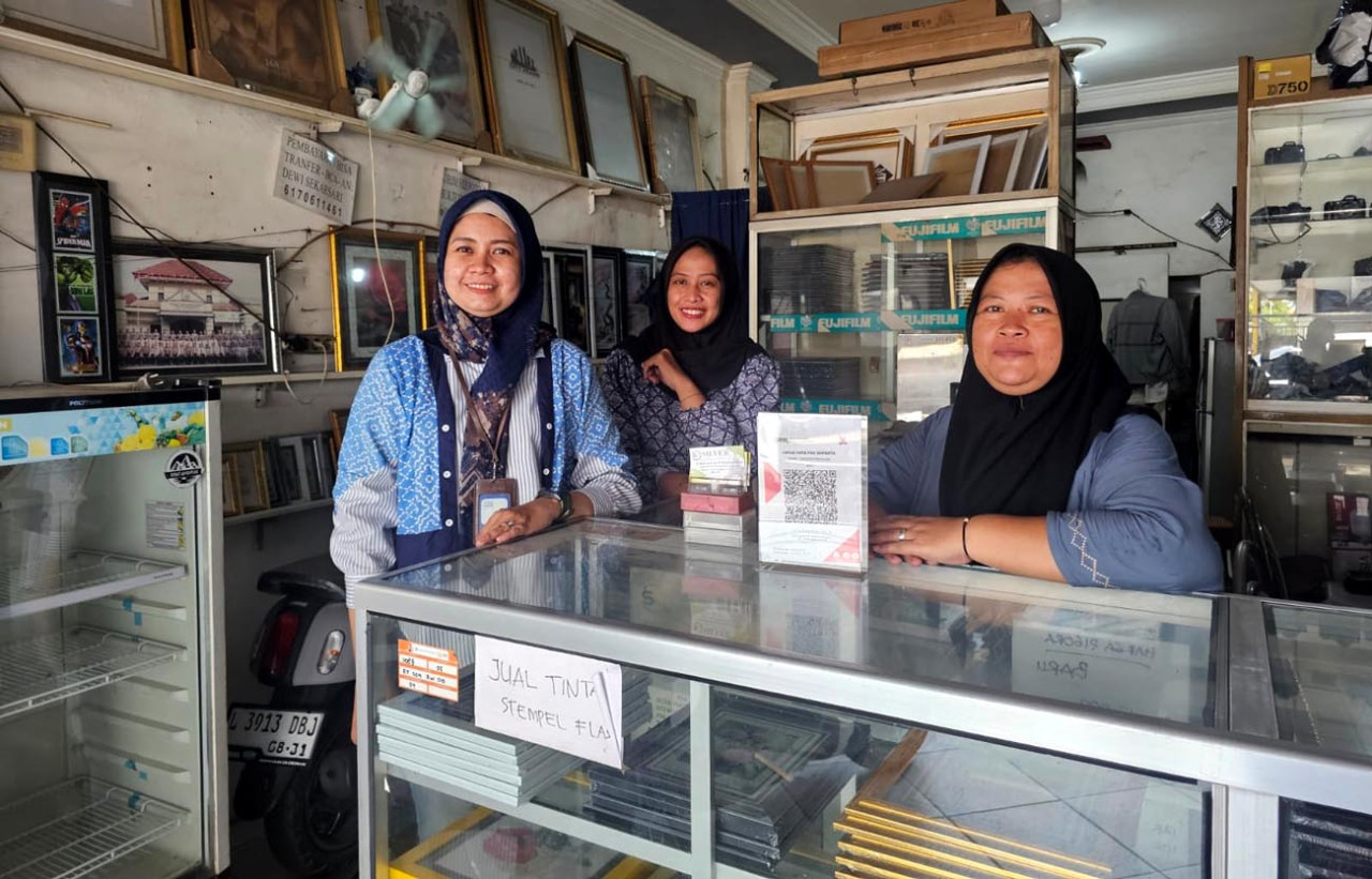 Suparta membesarkan studio foto dan penjualan pigura di kawasan Manukan, Surabaya Barat. (Foto/jatimnow.com)