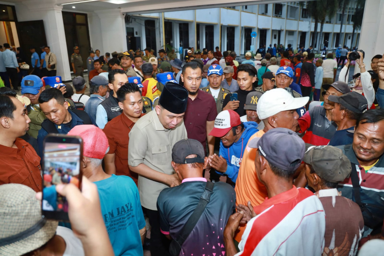 Gus Fawait saat bersama para tukang becak. (Foto: Hafid/jatimnow.com)