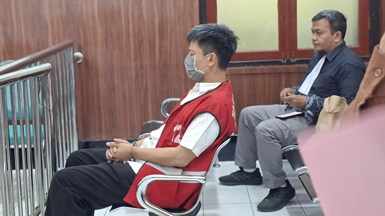Terdakwa Jan Leon saat sidang di PN Surabaya. (Foto: Sujianto/jatimnow.com)