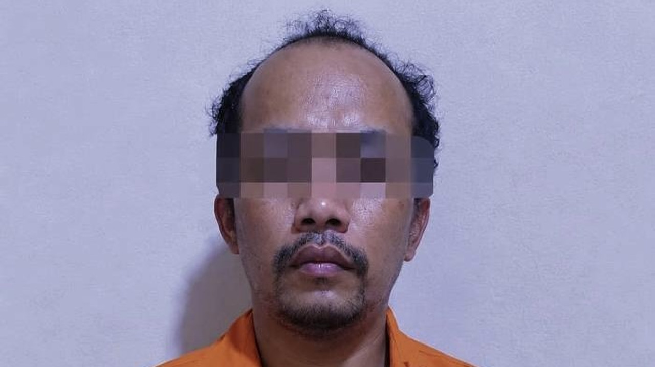 NK, terduga pencuri 14 tiang pembatas trotoar milik Pemkot Surabaya, ditangkap polisi setelah sempat melarikan diri selama beberapa pekan. (Foto: Humas Polres Pelabuhan Tanjung Perak)