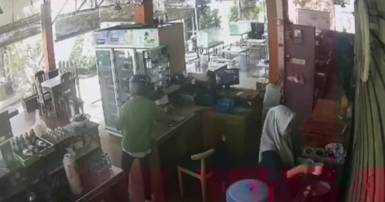 Rekaman kamera CCTV yang merekam pelaku pencurian handphone di Probolinggo. (Foto: Ide Farid/jatimnow.com)