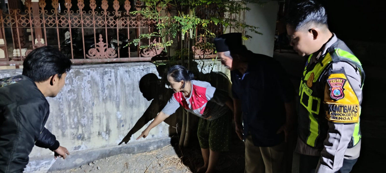 Polisi lakukan olah TKP di lokasi penemuan bayi. (Foto: Polsek Srengat for jatimnow.com)
