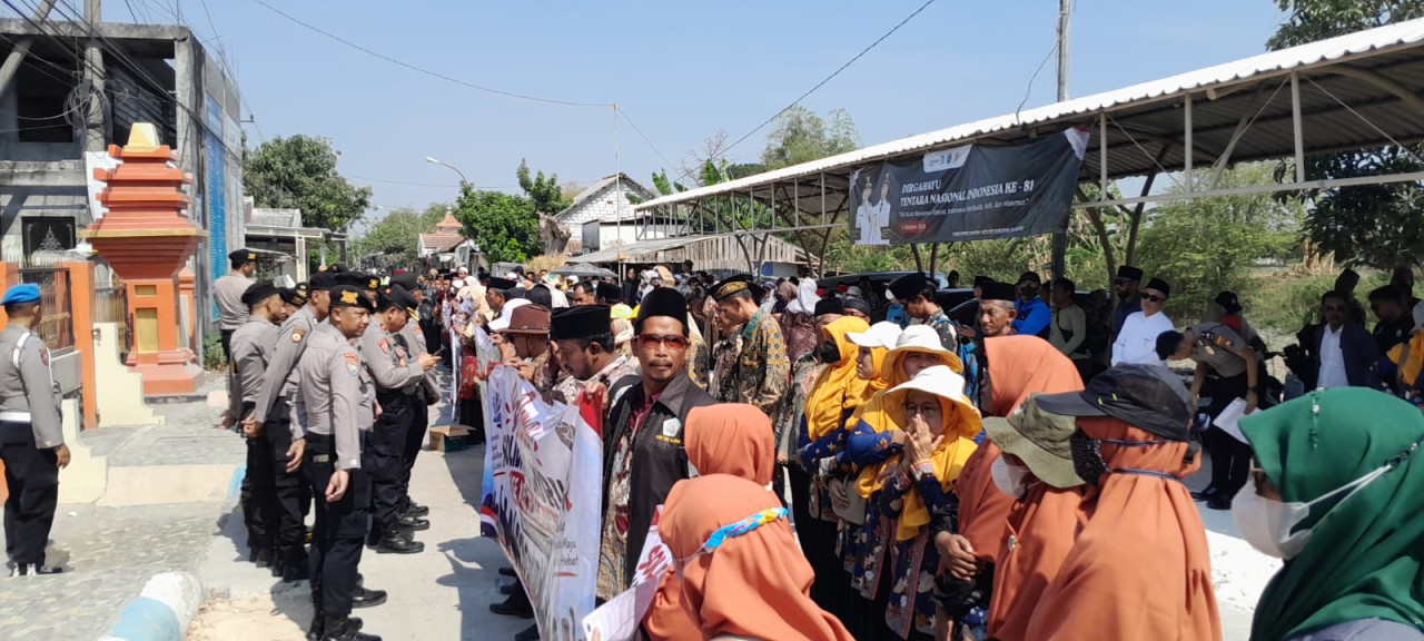 Ratusan Guru di Lamongan Turun Jalan Minta Oknum TNI Penganiaya Kepsek Dihukum