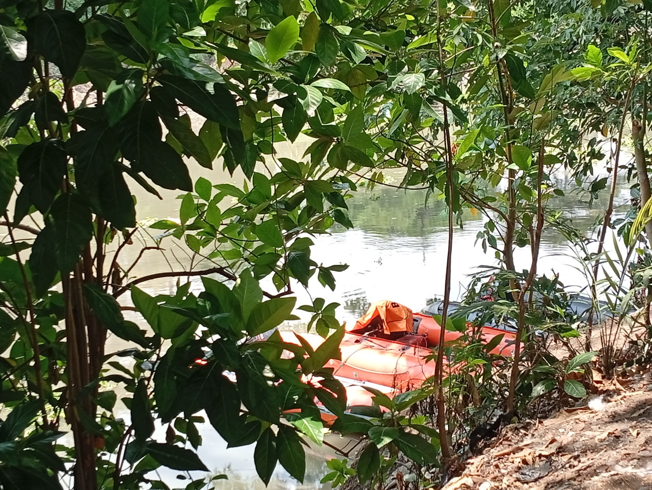 Perahu karet yang disiagakan di Sungai Jagir. (Foto: Nur Alifan/jatimnow.com)