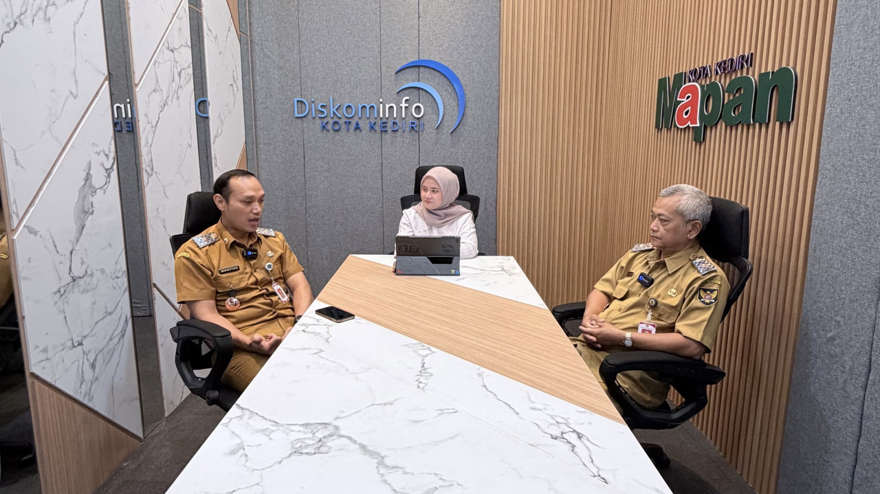 Kepala Dinas Sosial Kota Kediri Imam Muttaqin saat podcast bersama Diskominfo Kota Kediri. (Foto: Pemkot Kediri/jatimnow.com)