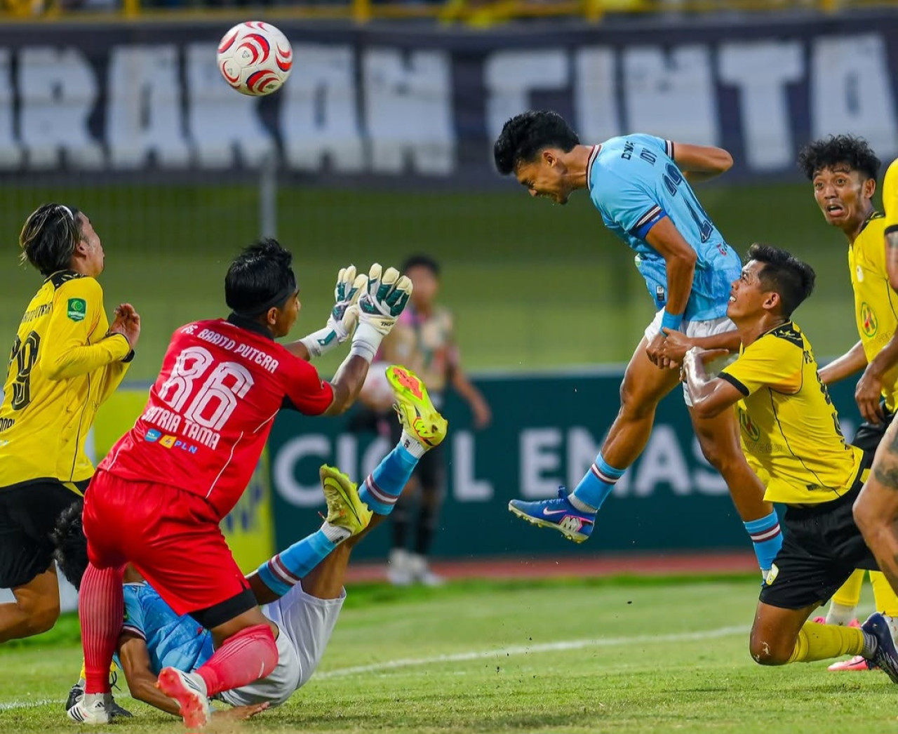 Dendy Sulistyawan berada diantara pemain bertahan Barito Putera, proses terjadinya gol kemenangan Persela Lamongan. (Foto : Persela FC for jatimnow.com)