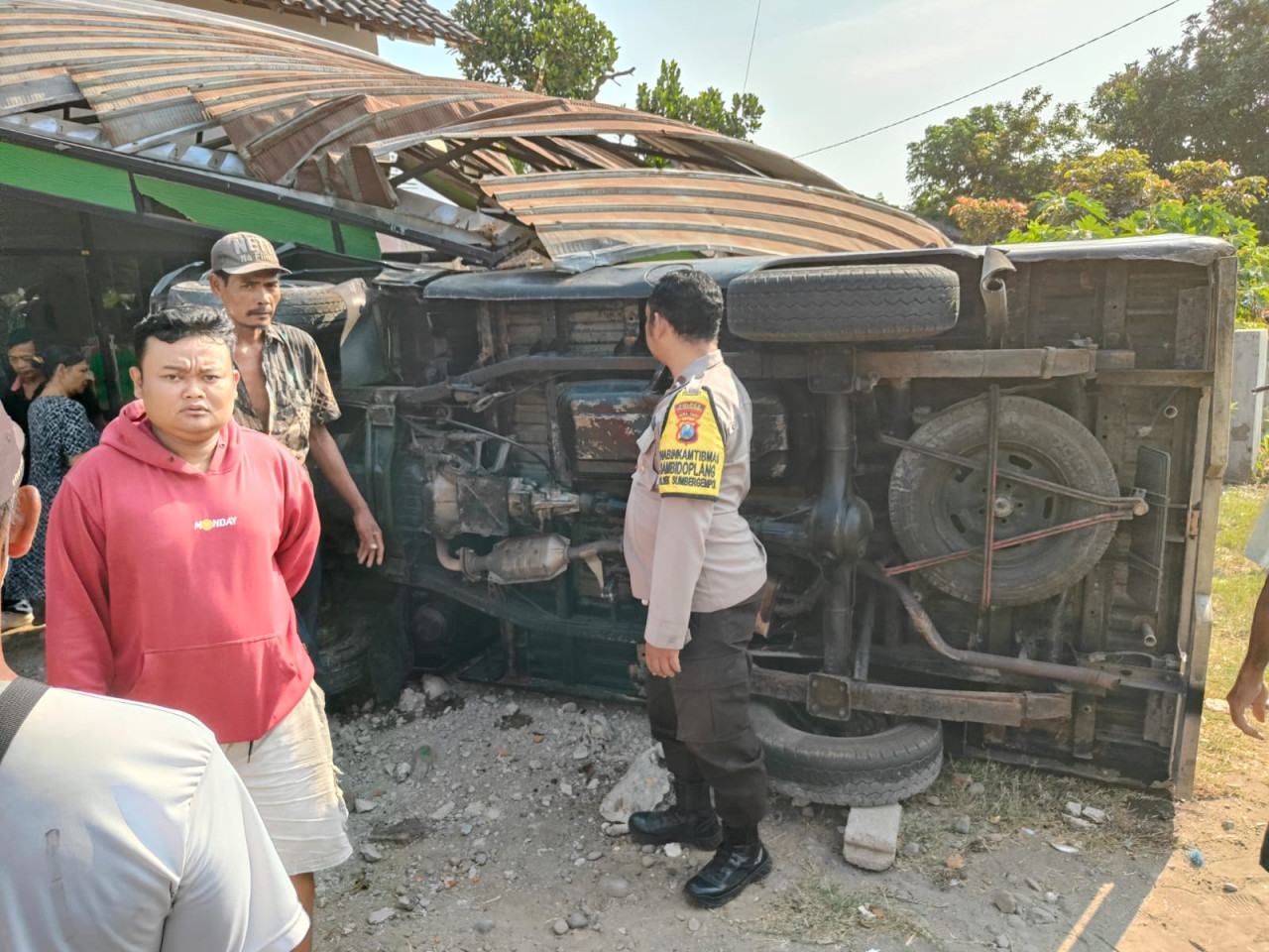 Mobil pikap yang terguling usai menabrak motor dan pagar rumah di Tulungagung. (Foto: Polsek Sumbergempol for jatimnow.com)