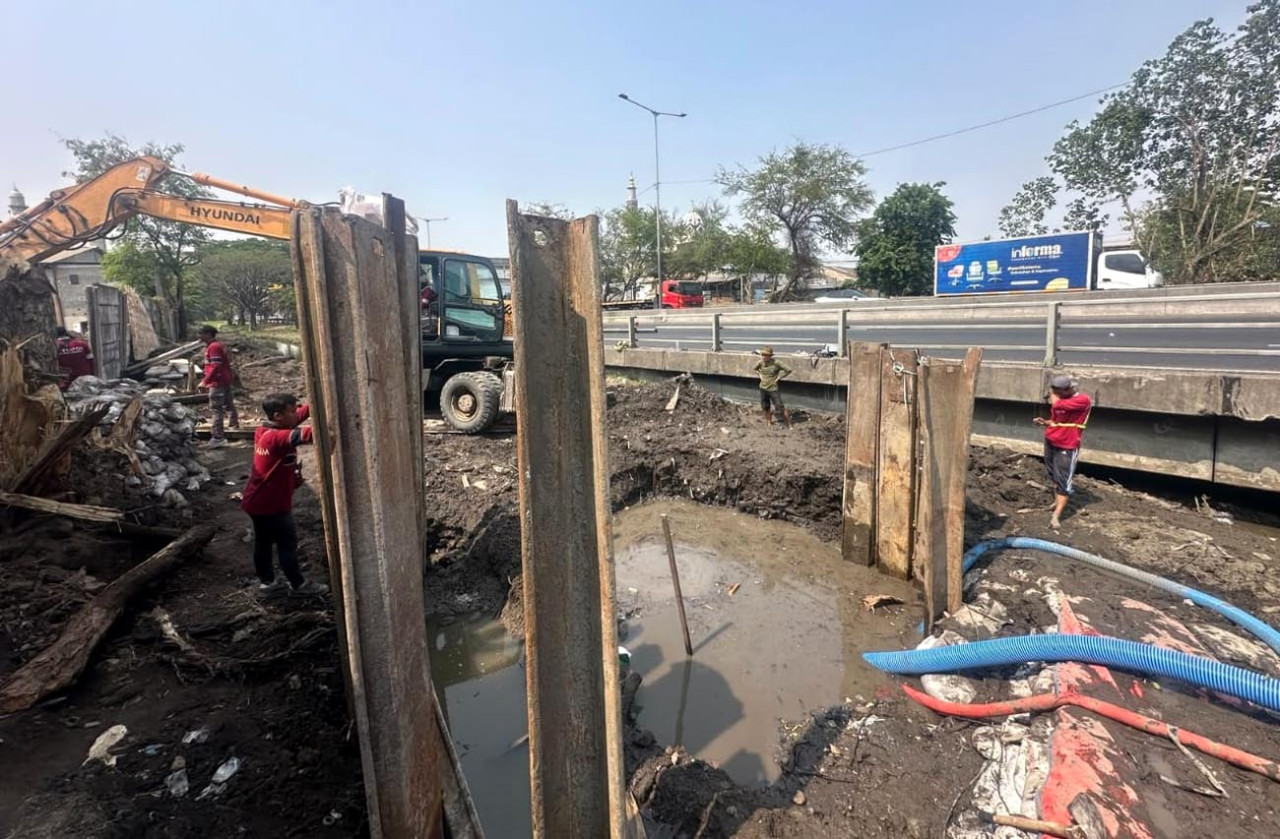 Pemkot Surabaya dan Petrokimia Gresik bergerak cepat menangani kebocoran pipa air di Tambak Mayor. (Foto/jatimnow.com)