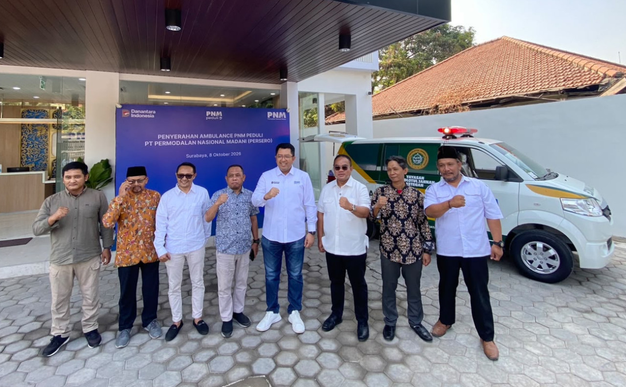 PNM Peduli menyerahkan satu unit ambulans kepada Yayasan Roudlotul Jannah, Sidoarjo, di Kantor PNM Cabang Surabaya, Kamis (8/10/2026). (Foto: PNM for jatimnow.com)