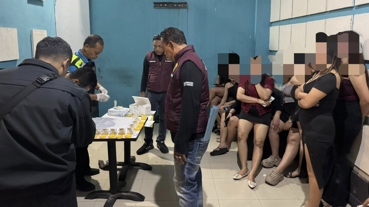 Sebanyak 40 pengunjung tempat hiburan malam (THM) di Ponorogo, menjalani pemeriksaan urine dalam operasi gabungan. (Foto: Polres Ponorogo/jatimnow.com)