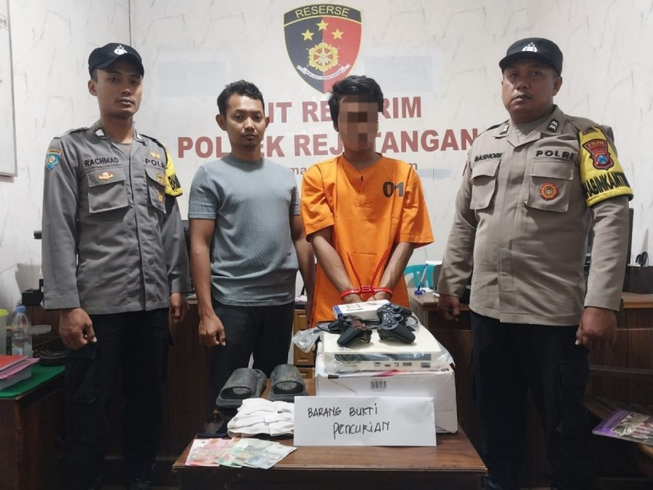 Pelaku pencuri PS ditangkap polisi di Tulugagung. (Foto: Humas Polres Tulungagung for jatimnow.com)