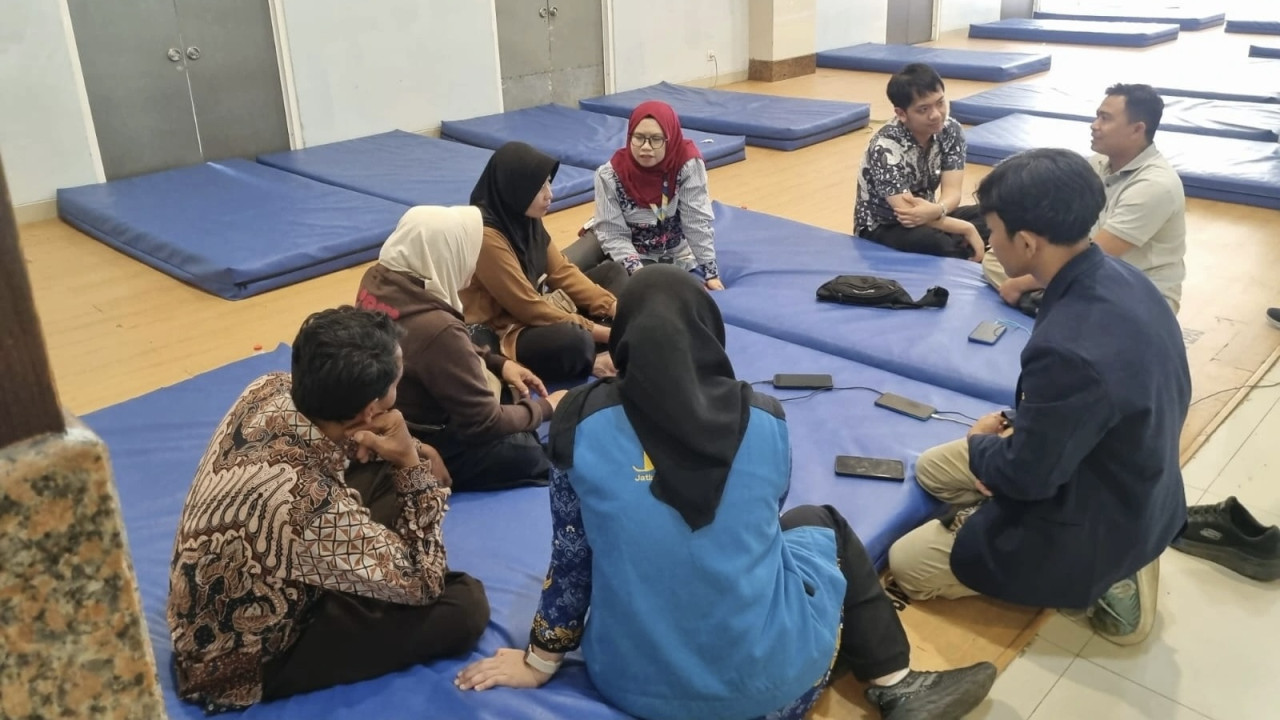 Keluarga korban yang berada di Pos Pelayanan Basarnas Tanjung Perak mendapat pendampingan psikologis. (Foto: Sujianto/jatimnow.com)