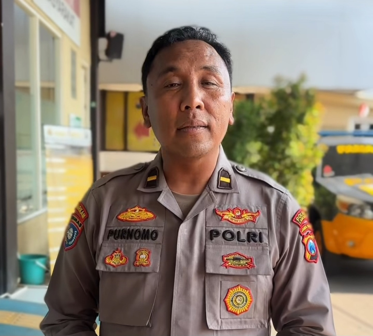 Ipda Purnomo saat memberikan permintaan maaf soal gaduh matikan monetisasi akun Youtube gegara Pertugas BPS. (Foto : Instagram Purnomopolisibaik)