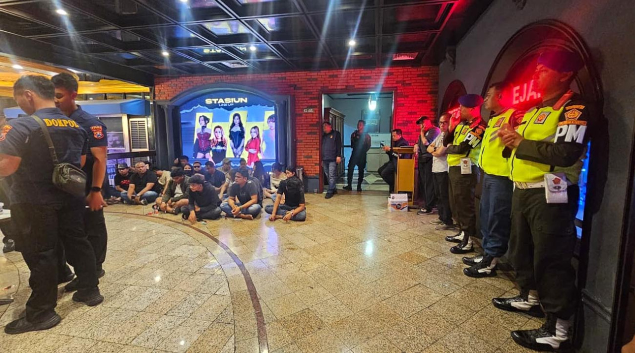 Polda Jatim merazia tiga tempat hiburan malam di Surabaya. Sebanyak 20 pengunjung terbukti positif narkoba dan langsung digiring untuk asesmen BNNP. (Foto/jatimnow.com)