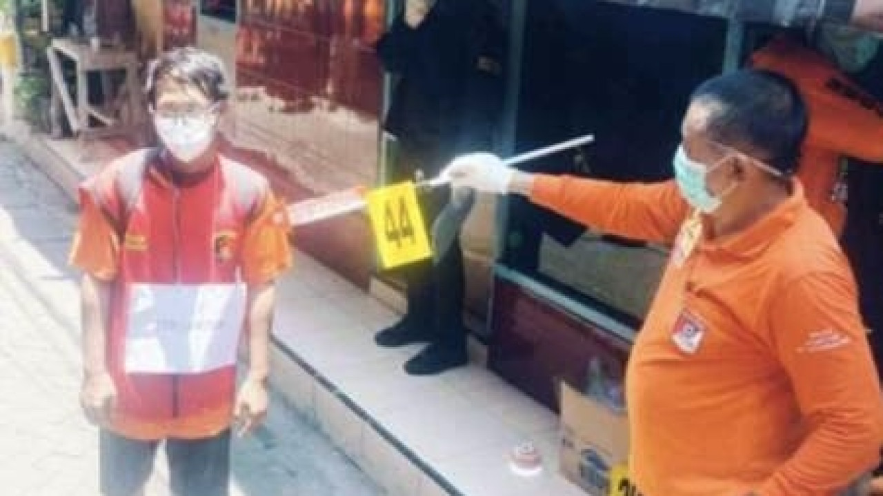 Rekonstruksi kasus pembunuhan wanita di kawasan Putat Jaya, Surabaya. (Foto: Sujianto/jatimnow.com)