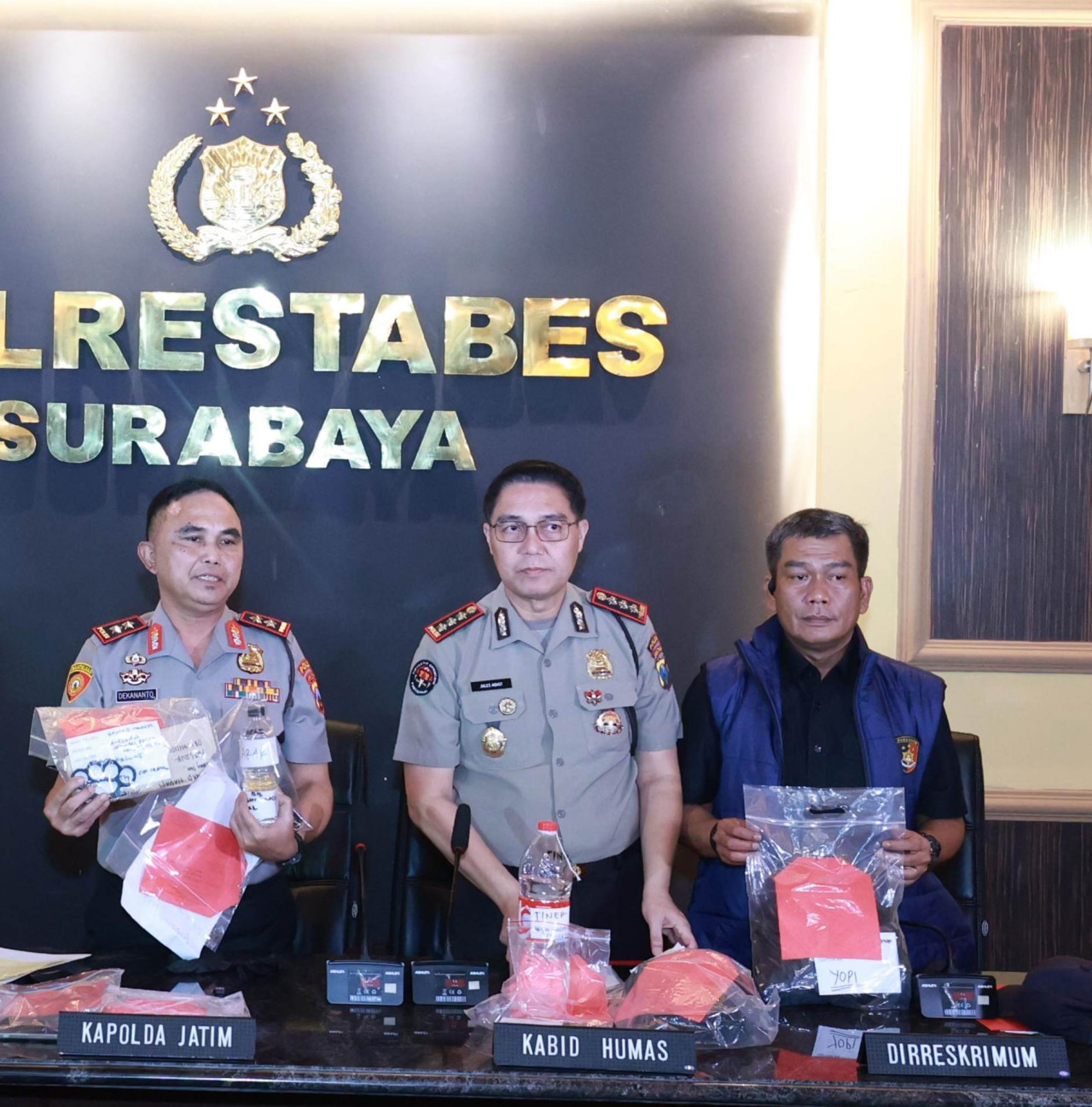 Direskrimum polda Jatim Kombespol Roy Hutton Marulamrata Sihombing (paling kanan). (Foto: Sujianto/jatimnow.com)