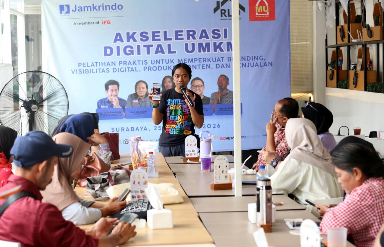Andika Ismawan menyampaikan materi dalam pembekalan branding dan pemasaran digital garapan Rumah Literasi Digital (RLD) di HANAKA Social Space, Surabaya, Minggu (25/10/2026). (Foto: Ali Masduki/jatimnow.com)