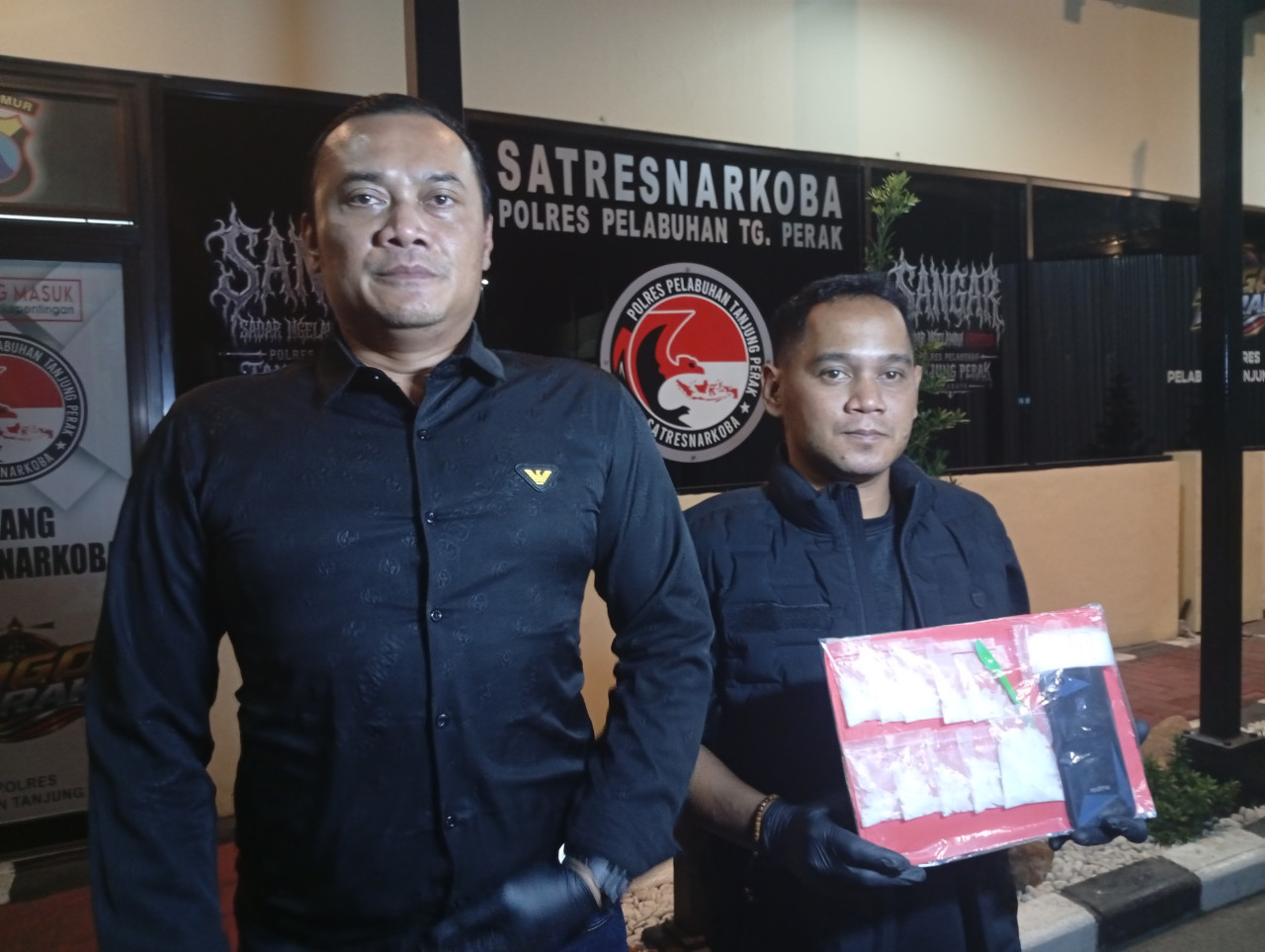 Polisi menunjukkan barang bukti yang diamankan. (Foto: Sujianto/jatimnow.com)