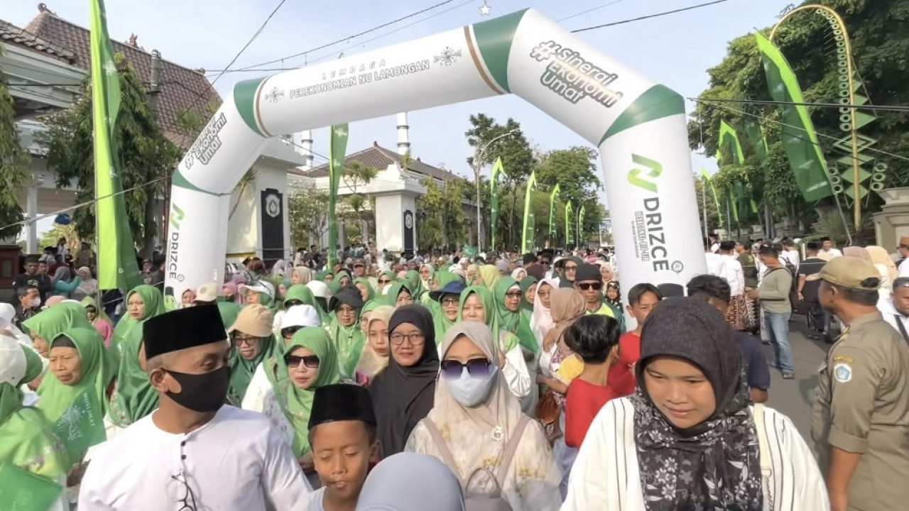 Puluhan ribu peserta mengikuti jalan sehat bersarung yang digelar PCNU Lamongan dalam puncak peringatan Hari Santri Nasional 2026. (Foto: Adyad Ammy Iffansah/jatimnow.com)
