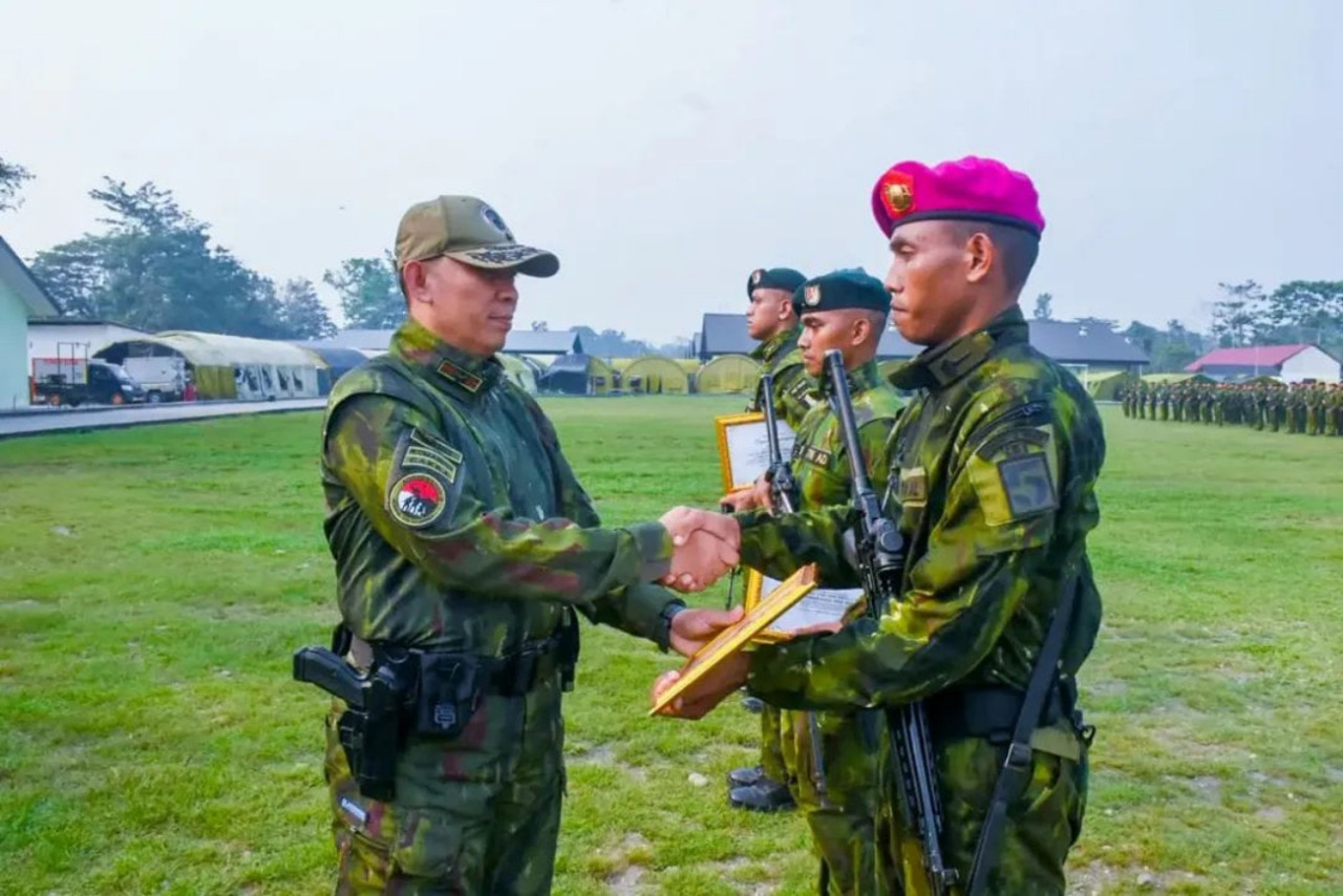 Pangkoops TNI Habema beri penghargaan Satgas Yonif 5 Marinir atas keberhasilan menjaga stabilitas keamanan selama penugasan di perbatasan Papua. (Foto/Dispen Kormar)