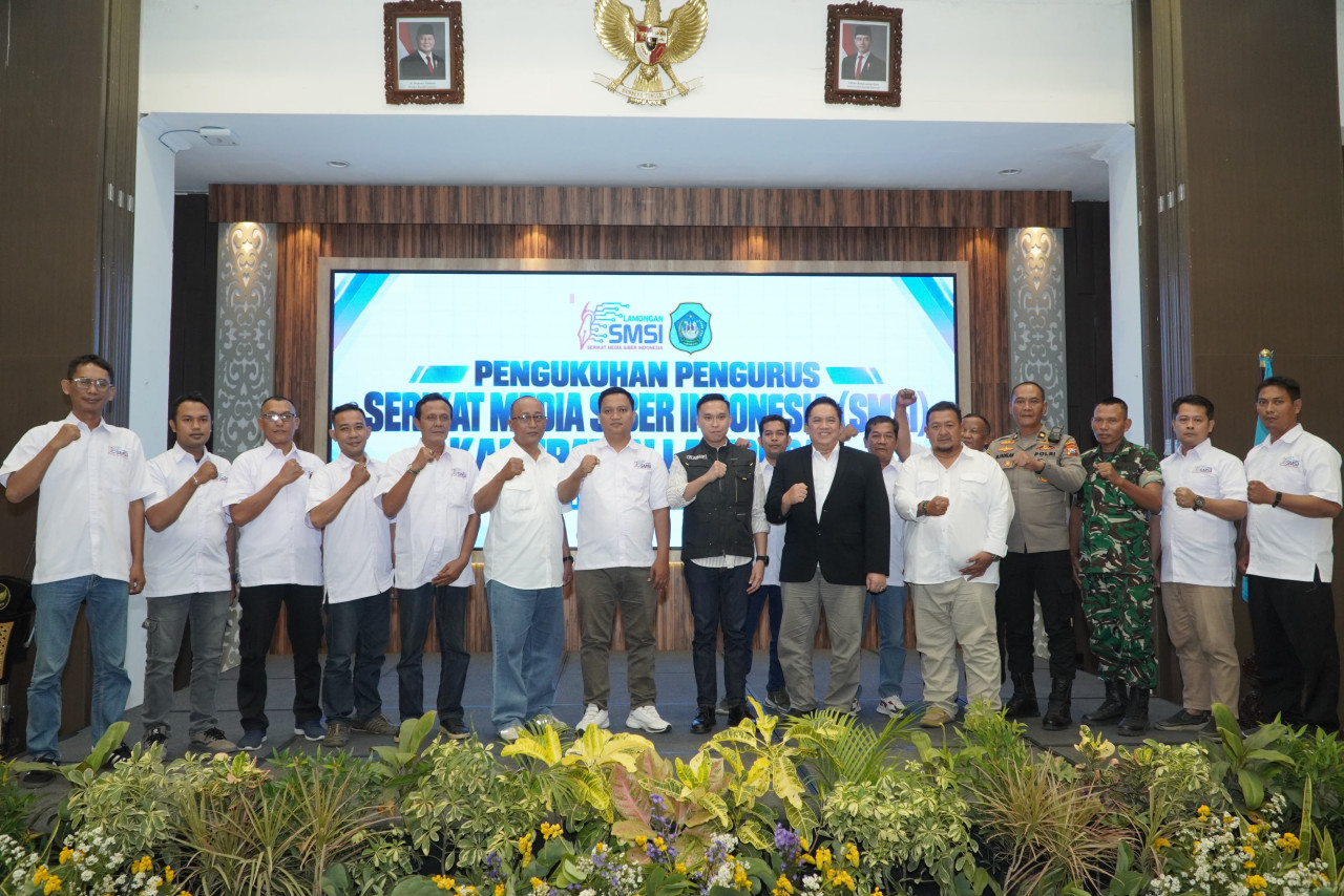 Jajaran pengurus SMSI Lamongan bersama dewan pembina dan perwakilan forkopimda. (Foto : Adyad Ammy Iffansah/jatimnow.com)