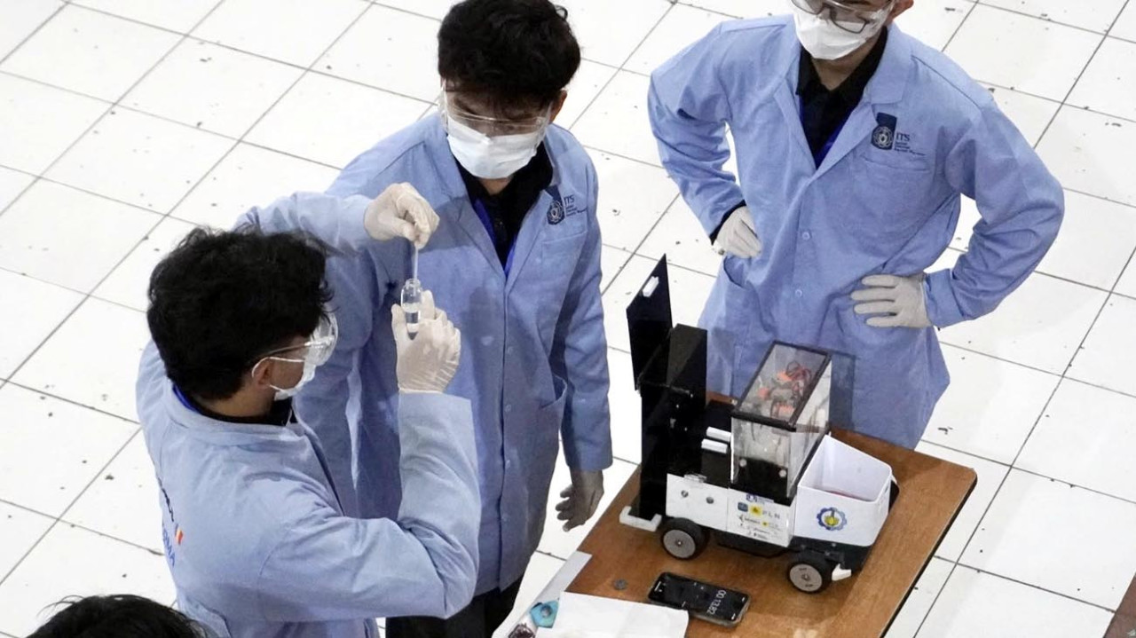 Tim Spektronics ITS saat mempersiapkan mobil Spektronics 31 untuk berlaga dalam ajang ICHEDECE Ecoday 2026. (Foto: Humas ITS for jatimnow.com)