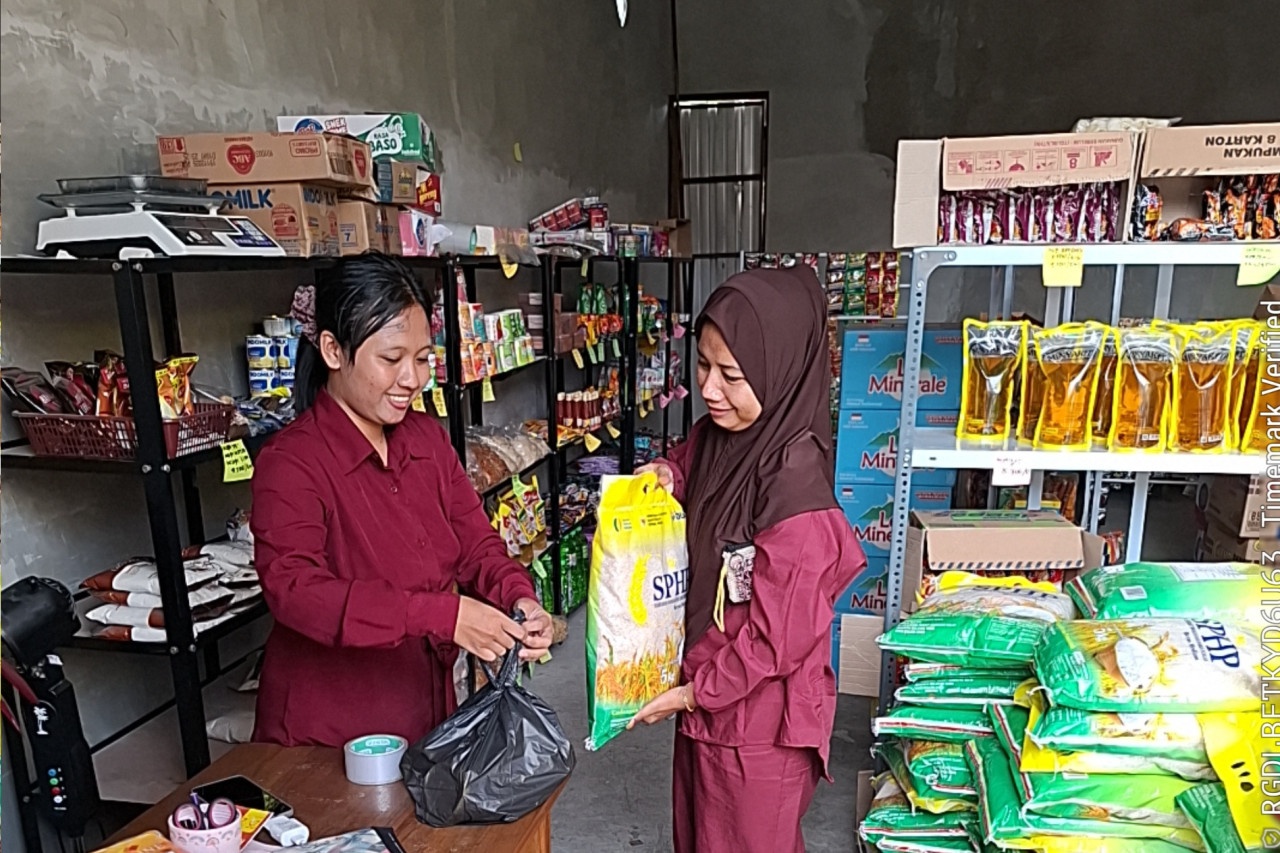 Peninjauan penjualan beras SPHP di tingkat pengecer di Kabupaten Lamongan. (Foto: Bulog Bojonegoro for jatimnow.com)