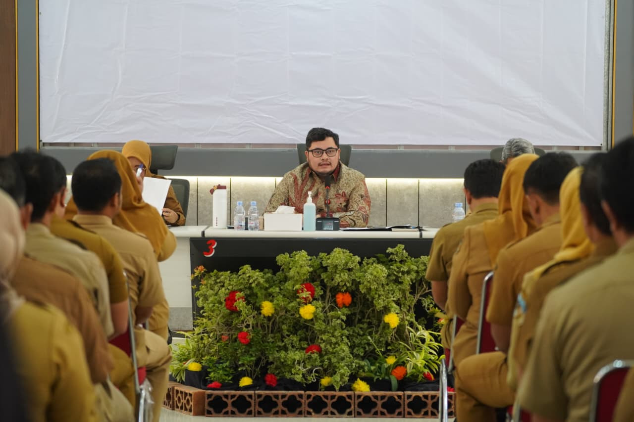 Mas Dhito saat memberikan arahan langsung terkait proyek strategis dan prioritas daerah kepada semua kepala dinas dan camat di Ruang Joyoboyo. (Foto: Pemkab Kediri/jatimnow.com)