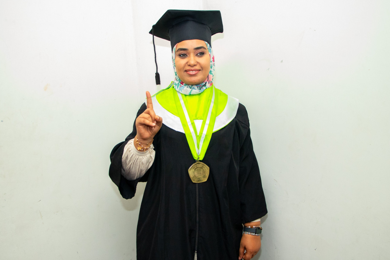 Potret Yusra Ali Idris mahasiswa asal Sudan yang berhasil meraih gelar Magister Manajemen dari Universitas Negeri Surabaya (Unesa). (Foto: Unesa for jatimnow.com)
