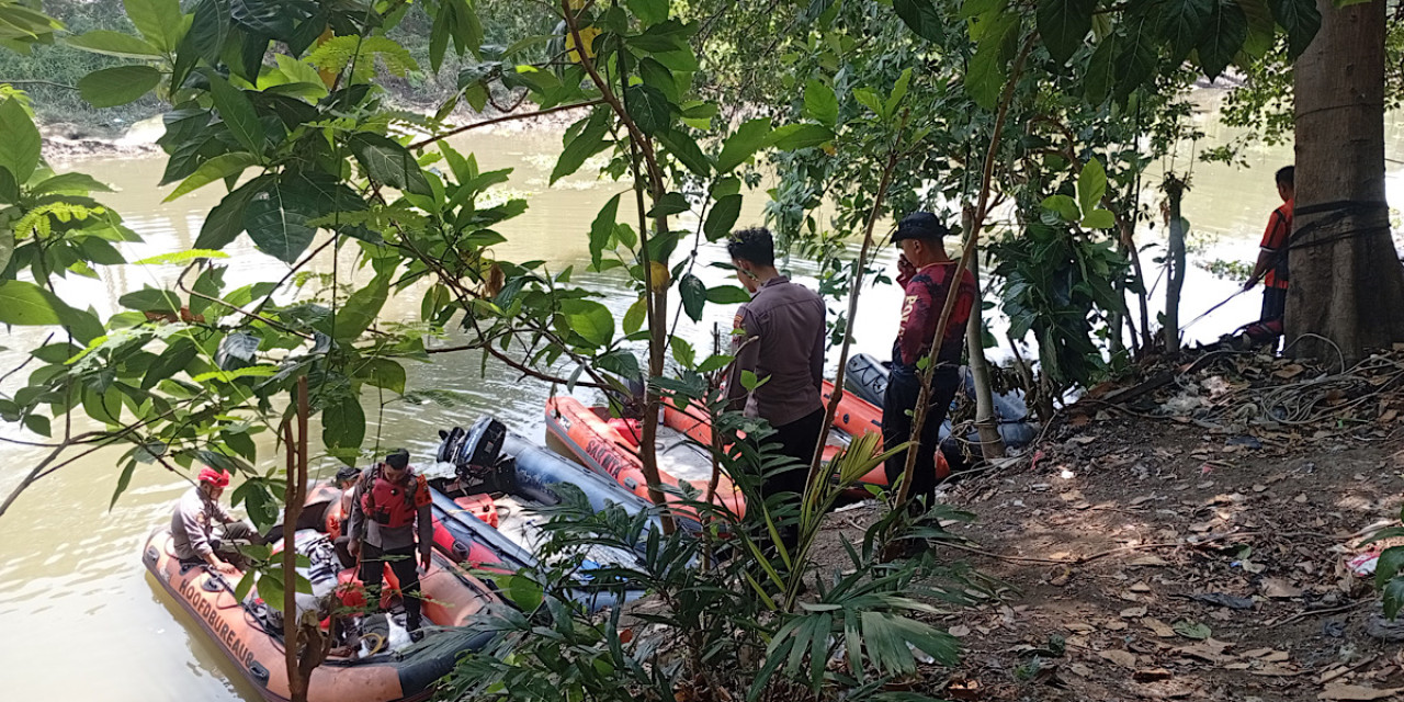 Tim gabungan mengerahkan lima perahu untuk menyisir aliran Sungai Jagir cari pelaku pembacokan yang kabur. (Foto: Nur Alifan/jatimnow.com)
