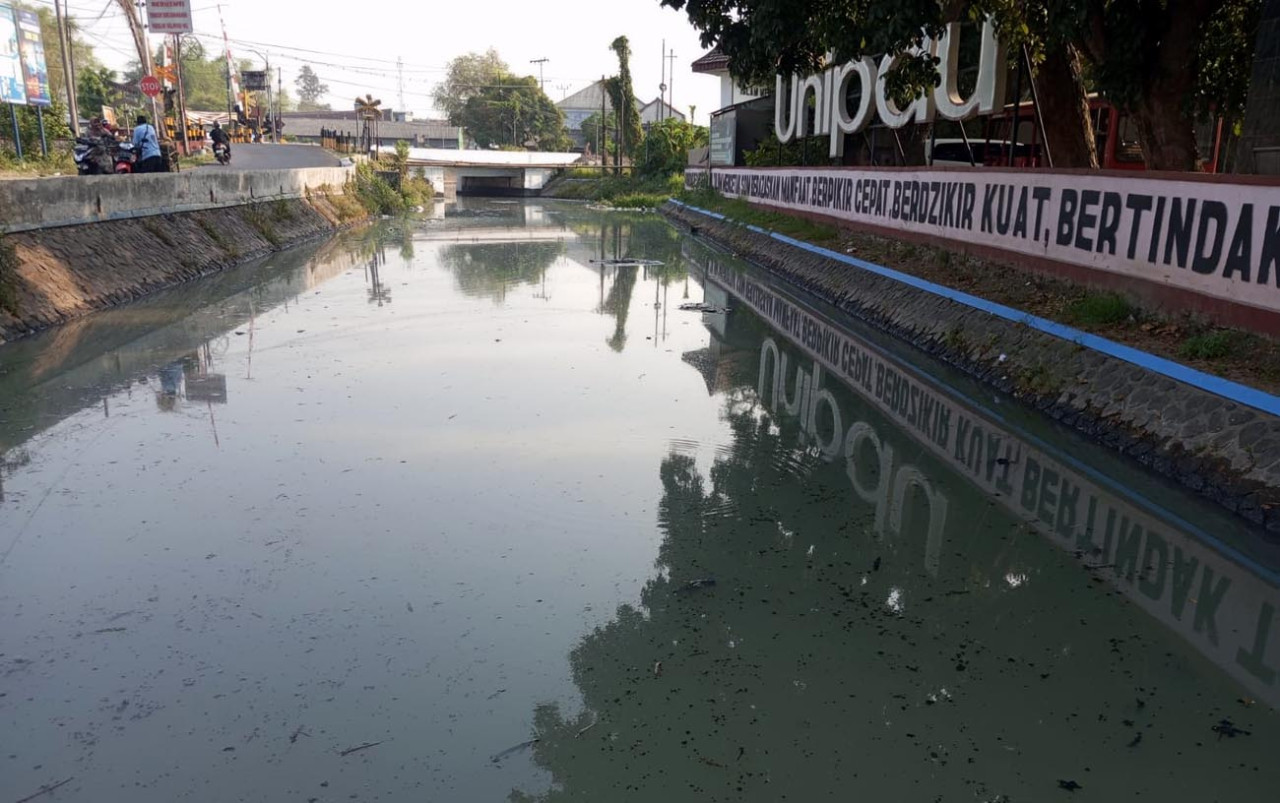 Sungai Rejoso Jombang kembali memutih dan berbau busuk akibat dugaan limbah industri. (Foto: Obi for jatimnow.com)