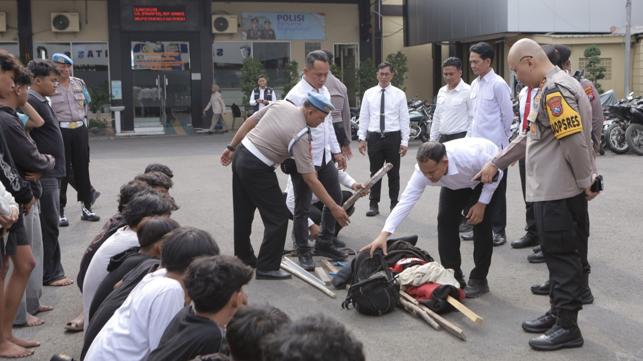 Kapolres Lamongan, AKBP Adhytiawarman Gautama Putra saat pengamanan 26 pemuda diduga hendak tawuran. (Foto: Humas Polres Lamongan for jatimnow.com)