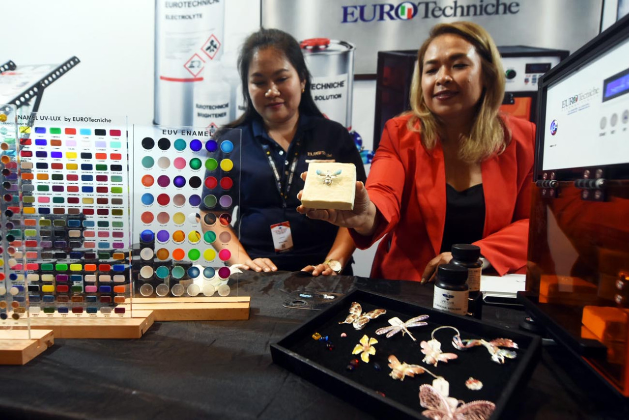Proses pewarnaan logam menggunakan teknologi asal Italia, di booth Euro Tecniche di gelaran SIJF 2026 di Ballroom Shangri-La Hotel Surabaya, Sabtu (17/10/2026). (Foto: Ali Masduki/jatimnow.com)