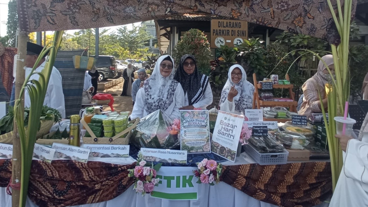 Jajanan tempo dulu meramaikan peringatan Hari Santri Nasional di UIN KHAS Jember. (Foto: Sugianto/jatimnow.com)