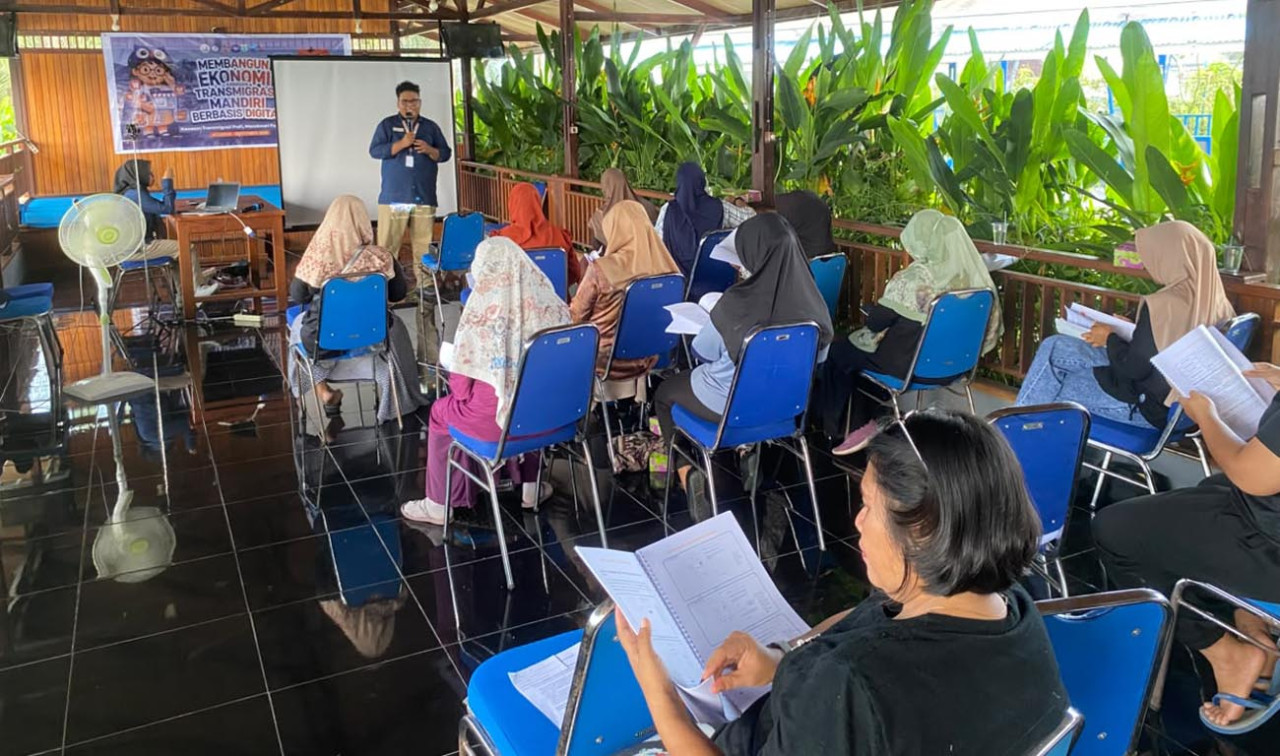 Tim Ekspedisi Patriot 18 Unair latih pelaku UMKM Prafi Manokwari kuasai SEO dan Meta Ads untuk akselerasi ekonomi digital Papua. (Foto/jatimnow.com)
