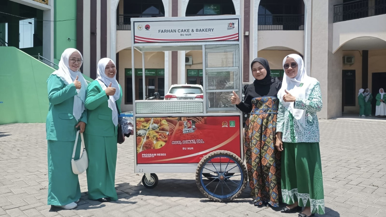 Anggota DPR RI asal Gresik dari PDI Perjuangan, Nila Yani, menyalurkan 16 unit rombong untuk pelaku UMKM binaan Pimpinan Cabang (PC) Fatayat NU Kabupaten Gresik. (dok. Fatayat)