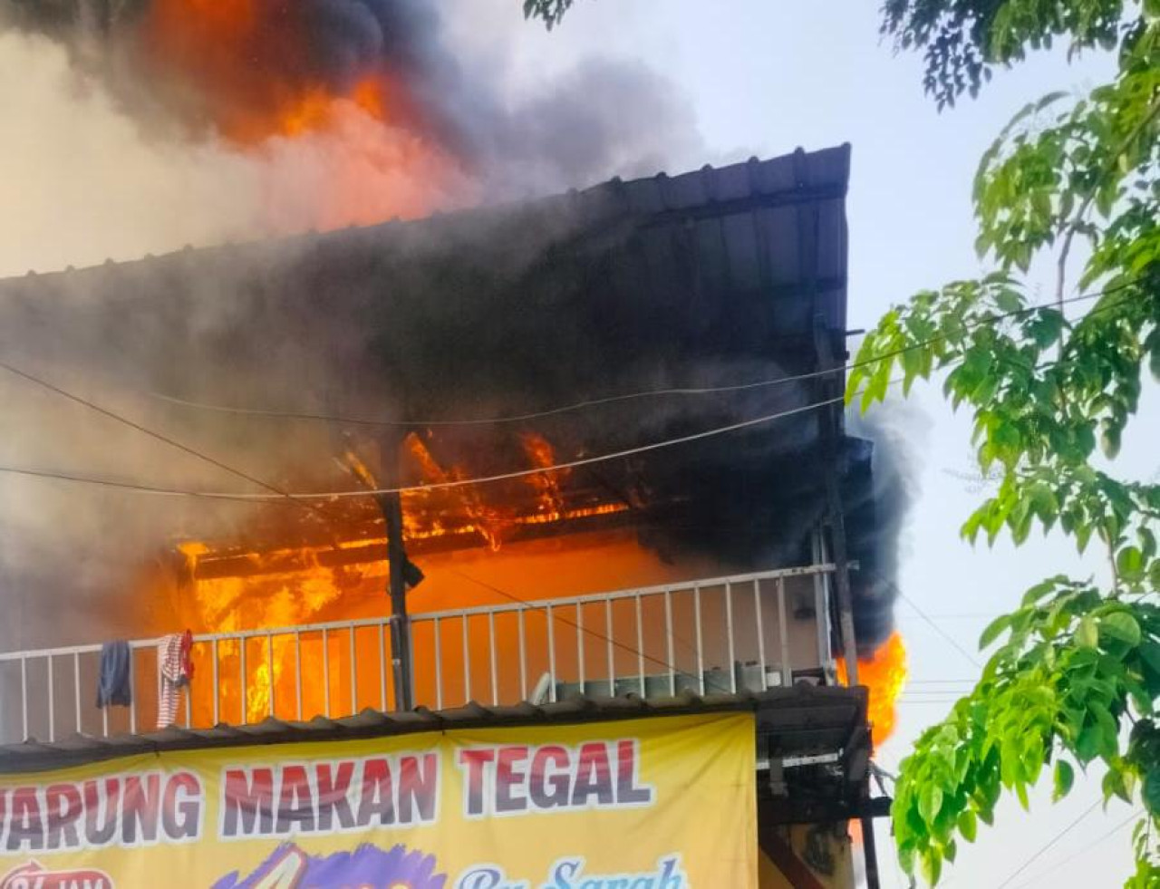 Warteg di Sukolilo Surabaya yang terbakar. (Foto: Dinas PMK for jatimnow.com)