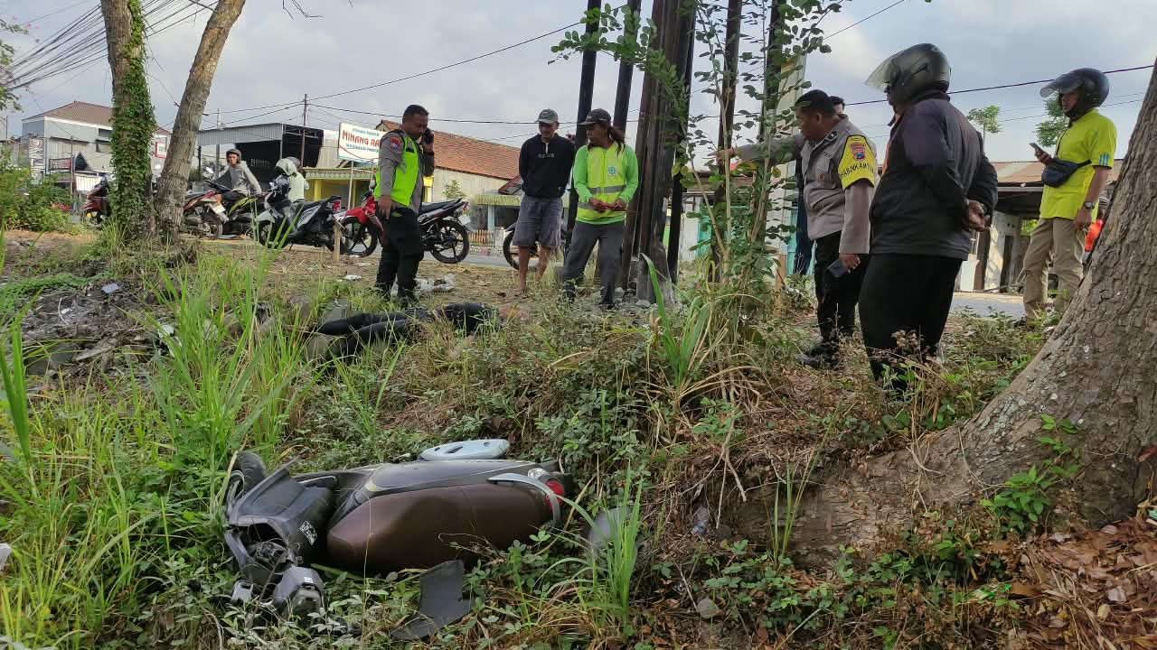 Polisi saat berada di lokasi kejadian. (Foto: Polsek Kauman for jatimnow.com)