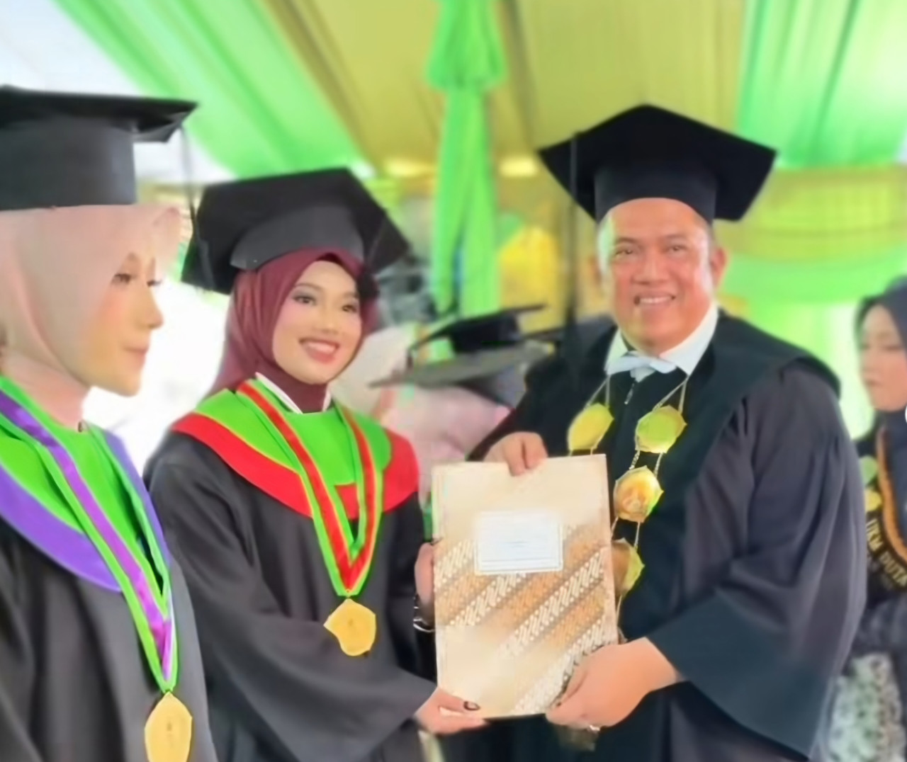 Rektor Unisla Abdul Ghofur saat prosesi wisuda tahun 2026. (Foto : Adyad Ammy Iffansah/jatimnow.com)
