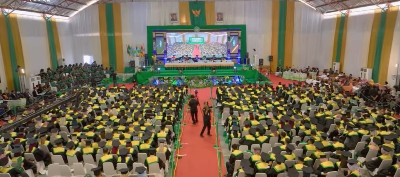 Prosesi wisuda Universitas Islam Darul Ulum (Unisda) Lamongan 2026. (Foto: Adyad Ammy Iffansah/jatimnow.com)