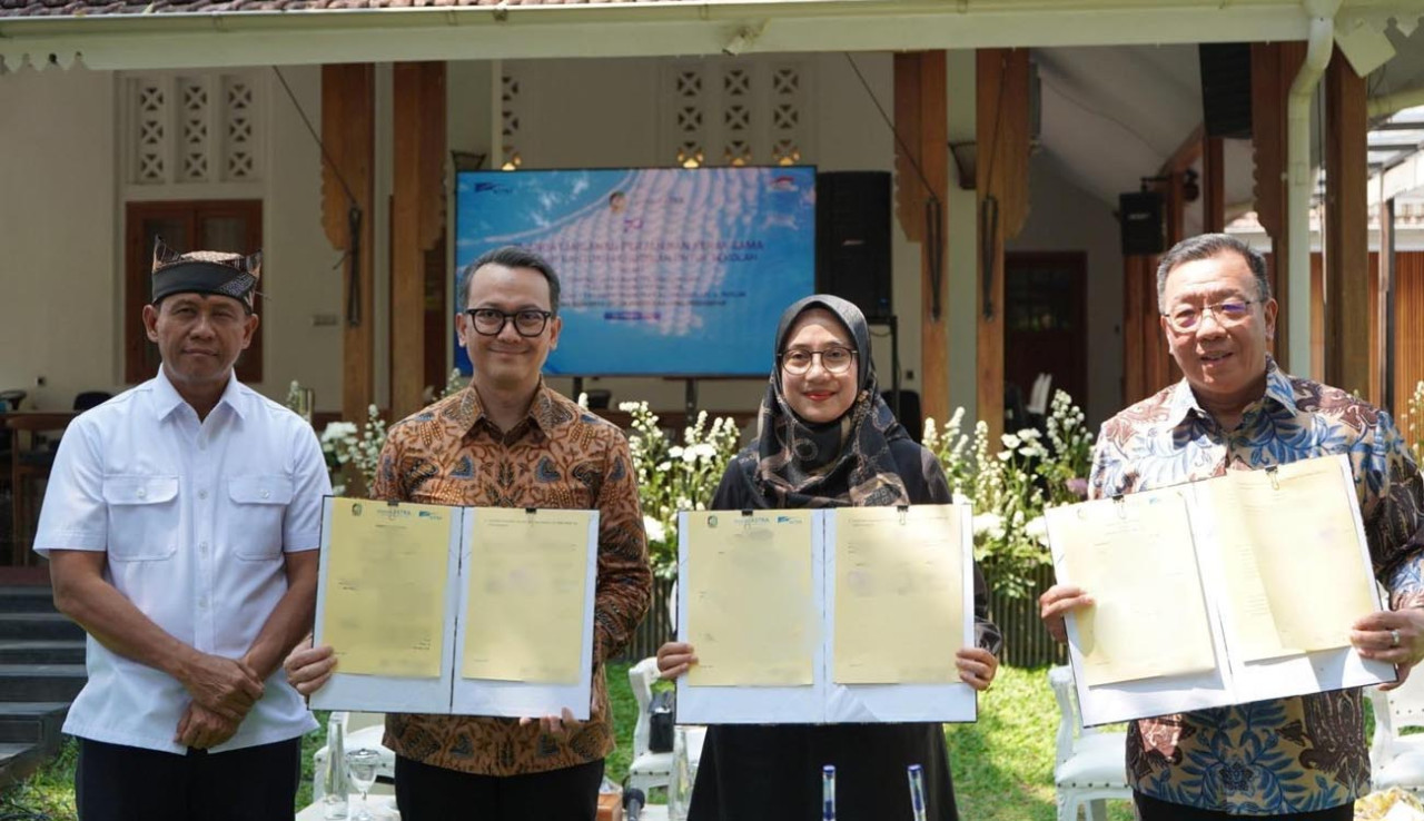 Bupati Banyuwangi Ipuk Fiestiandani (kedua kanan) berfoto bersama jajaran Pemkab, Astra, dan Yayasan Astra (YPA MDR) usai penandatanganan kerja sama pendidikan 10 SD di Banyuwangi, Sabtu (10/10/2026). (Foto: Yayasan Astra/jatimnow.com)