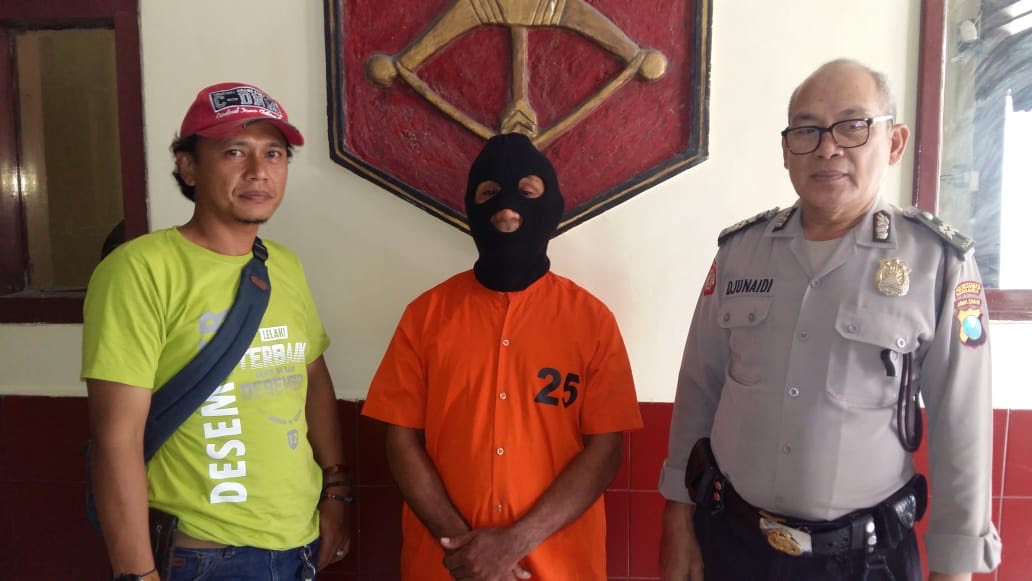 Tersangka (tengah) saat diamankan di Mapolsek Tandes.