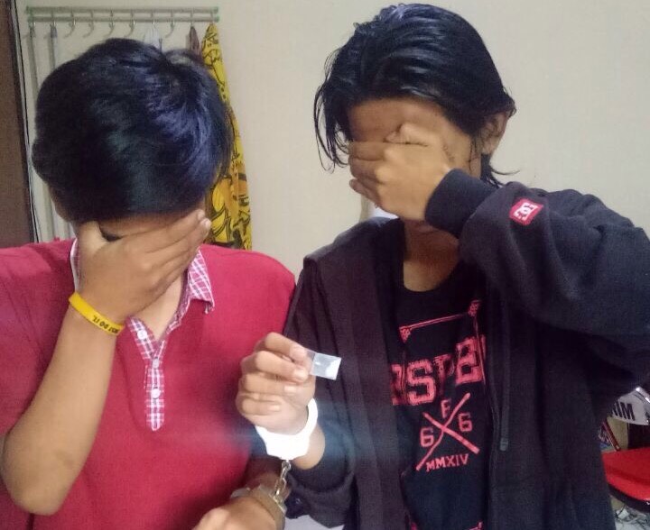 Dua pelajar tersangka pengguna narkoba saat diamankan di Polsek Rungkut, Surabaya.