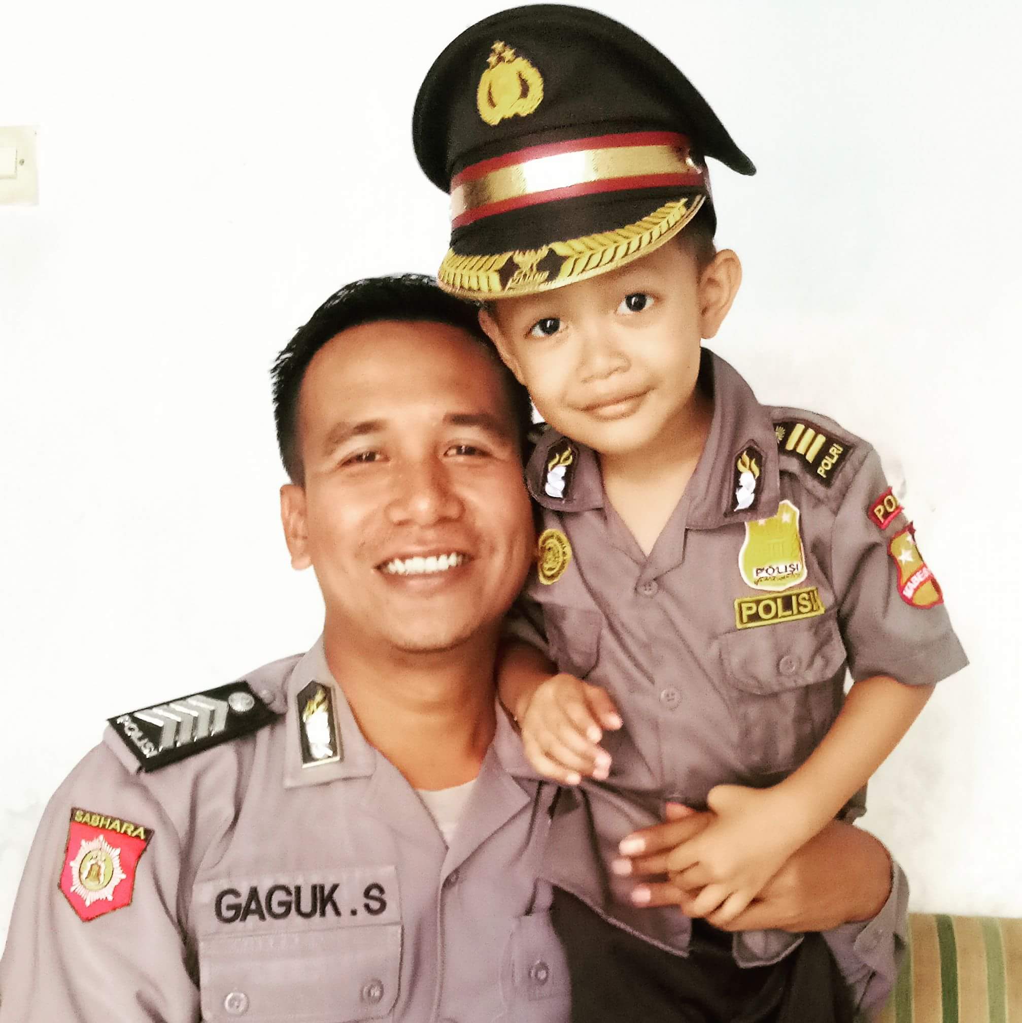 Bripka Gaguk Sugiarto bersama anaknya.