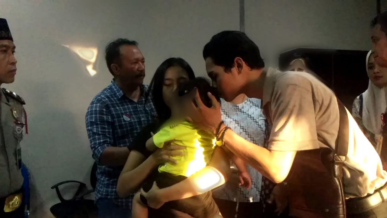 Pertemuan Anang dengan istri dan anaknya di Mapolrestabes Surabaya berlangsung haru.